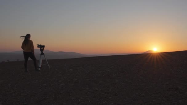 Frau filmt Sonnenuntergang mit Kamera — Stockvideo