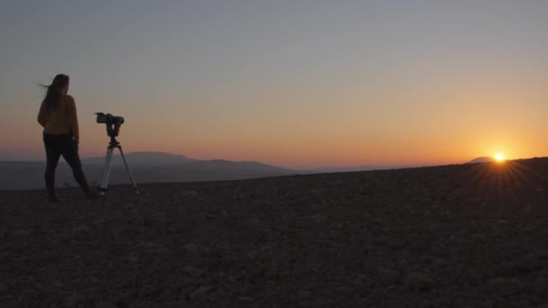 Düşük açılı bir kadın gün batımını çekiyor — Stok video