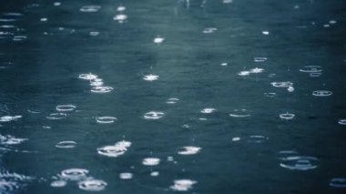 su yüzeyine yağmur damlaları