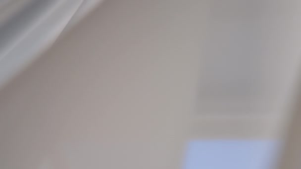 Selymes fehér függöny fúj a szélben — Stock videók