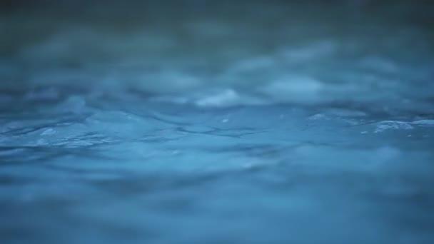 Ηρεμία μπλε επιφάνεια του νερού της πηγής — Αρχείο Βίντεο