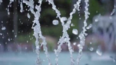 Su yavaş çekimde sıçrar, yakın çekim.