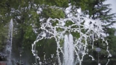 Fıskiyenin suyu fışkırır