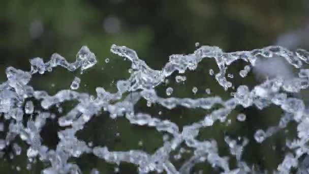 Primer plano extremo de las gotitas de agua — Vídeos de Stock