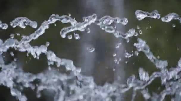 Gotas de agua salpicando y explotando — Vídeos de Stock