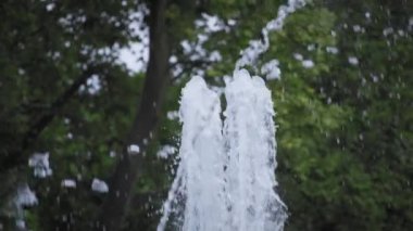 Su sıçratan çeşme gösterisi