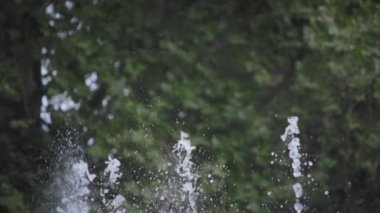 Yeşil arkaplanda su sıçraması