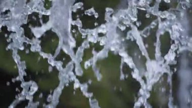 Yeşil arkaplanda kaynak akışı