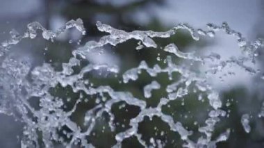 Su damlacıkları yavaş çekimde sıçrar.
