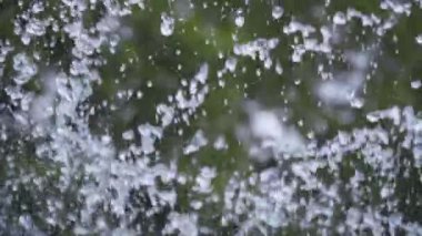 Su damlalarının yavaş akışı