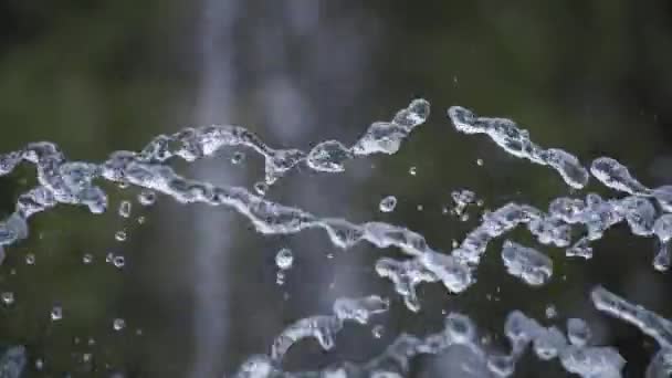 Я закрываю глаза на брызги воды — стоковое видео