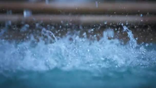 Μπλε νερό πέφτει στο σιντριβάνι — Αρχείο Βίντεο