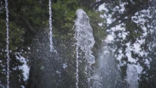 Langzame beweging van fontein water vallen — Stockvideo