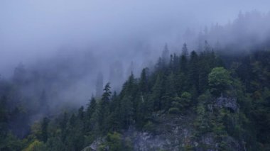 Sisli dağların üzerinde hareket eden sis 