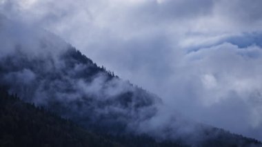 Sisli dağ zirvesinin destansı manzarası