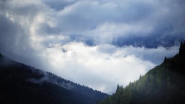 Dağların üzerinde hareket eden destansı bulutlar