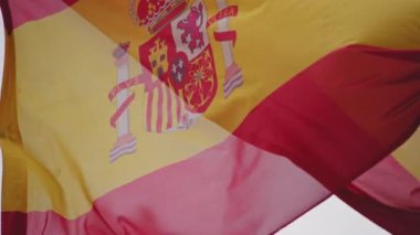 İspanya rüzgarda sallayarak bayrak