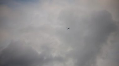 Fırtınalı bulutlarda uçan uçak