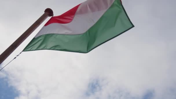 Drapeau national hongrois à l'extérieur — Video