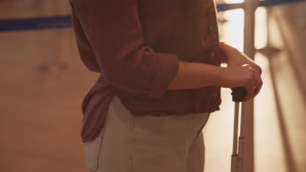 Τουριστική γυναίκα κρατώντας μια βαλίτσα — Αρχείο Βίντεο