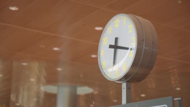 Een witte klok op de luchthaven terminal. — Stockvideo