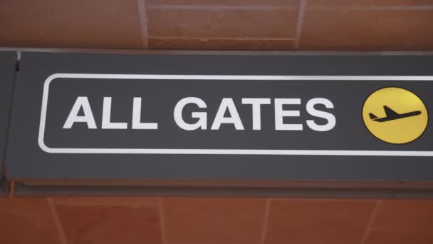 Alla grindar skyltar vid flygplatsterminalen — Stockvideo
