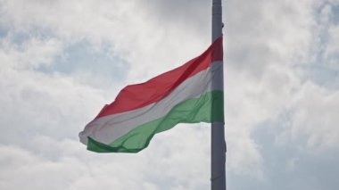 Macar Bayrağı Rüzgarda Dalgalanıyor 