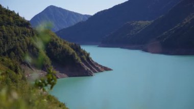 Dağ tepelerinde turkuaz göl. 