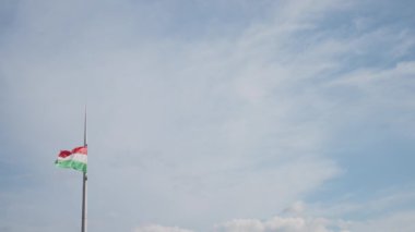Mavi gökyüzü karşı Macar bayrak