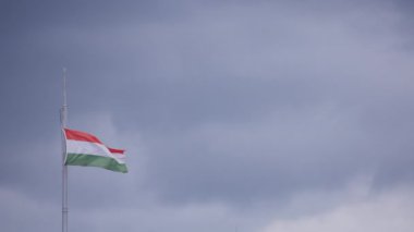 Fırtınalı gökyüzünde Macaristan bayrağı