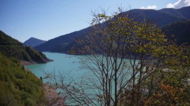 Turkuaz renkli dağ gölü