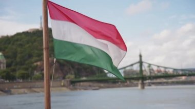 Rüzgarda savrulan Macaristan bayrağı
