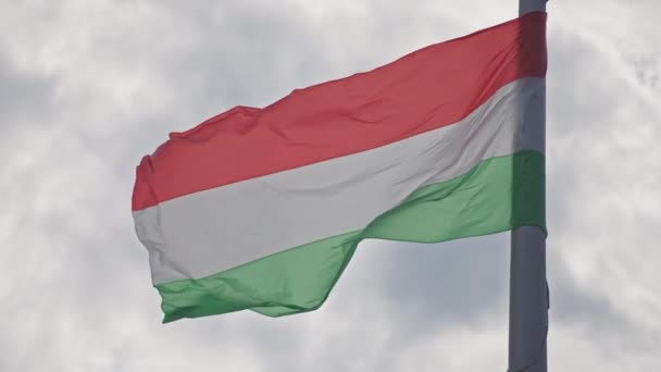 Magyarország nagy zászlója lengeti a szelet