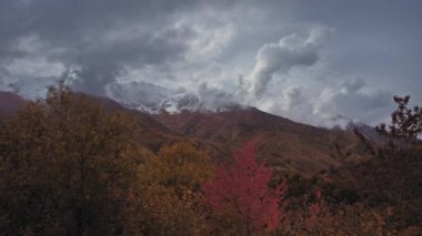 Dramatik sonbahar dağ manzarası