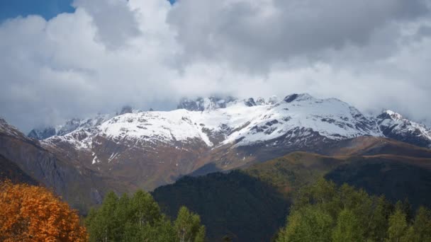 Paesaggio autunnale in montagna — Video Stock