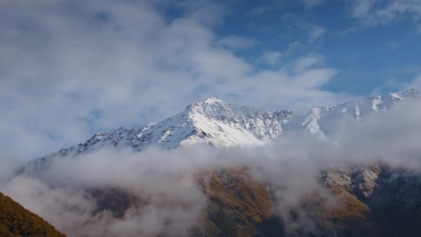 Bergtoppen bedekt met sneeuw — Stockvideo