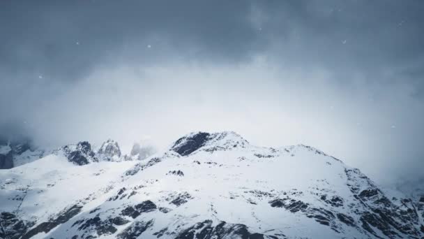 Falling snow in mountain peaks — 图库视频影像