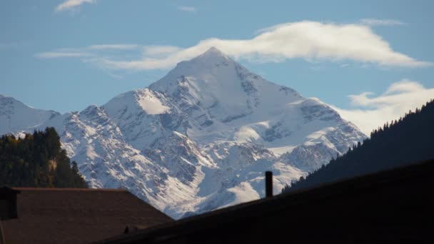 Sněžný vrchol hory za slunečného dne — Stock video