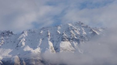 Güzel beyaz karlı dağ zirveleri