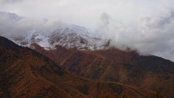 Vista da paisagem de queda de montanhas — Vídeo de Stock