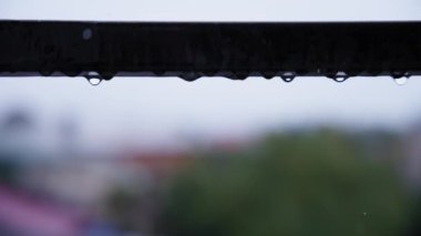 Yağmur damlalarına yakın trabzanlara düşer.