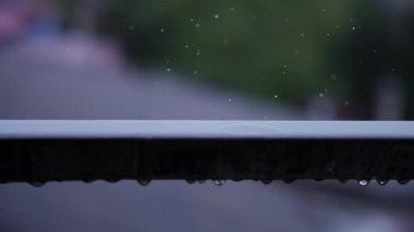 Paslanmaz çelik korkuluklara yağmur damlaları