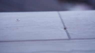 Terasa düşen yağmur damlaları