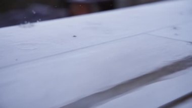 Balkon zemininde yağmur damlacıkları