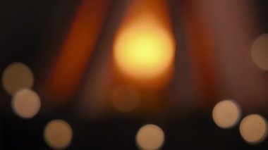 Ateş ışığı arka planda bokeh