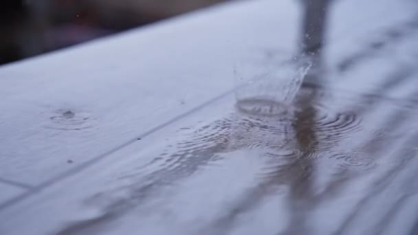 Dešťové kapky na podlahu balkónu — Stock video