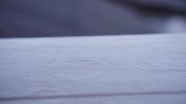 Druppels regen op houten balkonvloer — Stockvideo