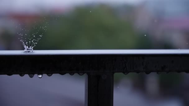 Droppar regn faller på räcket — Stockvideo
