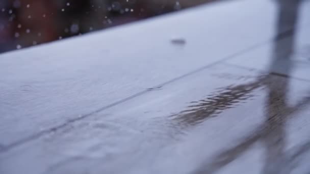 Dešťové kapky na podlaze terasy — Stock video