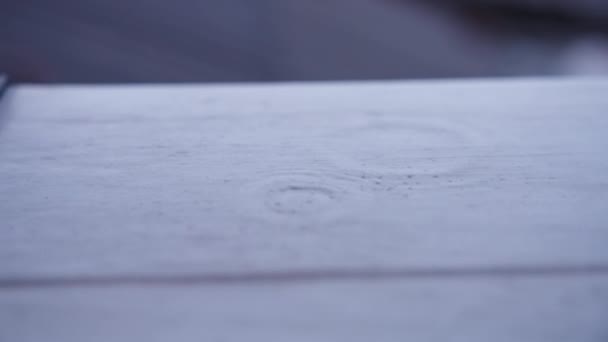 Gotas de lluvia en el balcón piso de madera — Vídeos de Stock